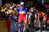 Démare gana un sprint accidentado en el Tour con expulsión de Sagan