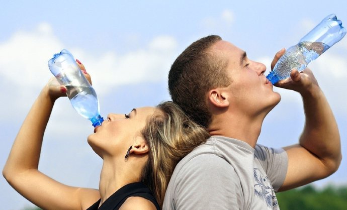 Mujer y hombre bebiendo agua
