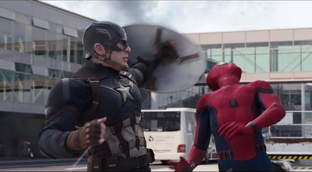 Capitán América golpea a Spider-Man en Civil War