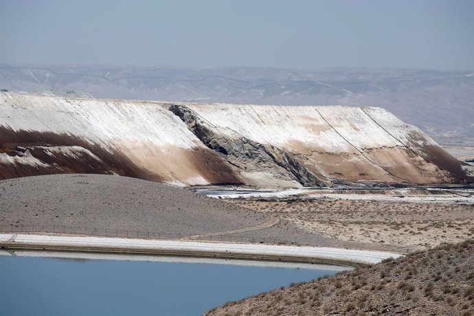 Vertido de ácido en el cauce seco del río Ashalim 