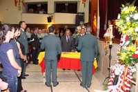 Zoido impone la Cruz al Mérito de la Guardia Civil con distintivo Rojo al agente que murió atropellado en la A-1