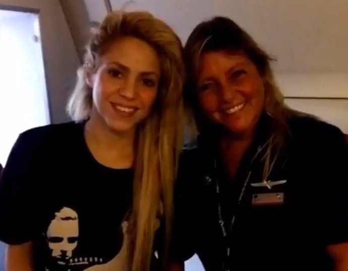 Shakira y azafata