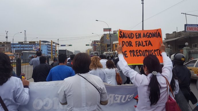 Médicos peruanos en huelga