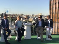 Cifuentes se reúne con desencantados del PP y apuesta por romper con la imagen de "viejuno" del partido