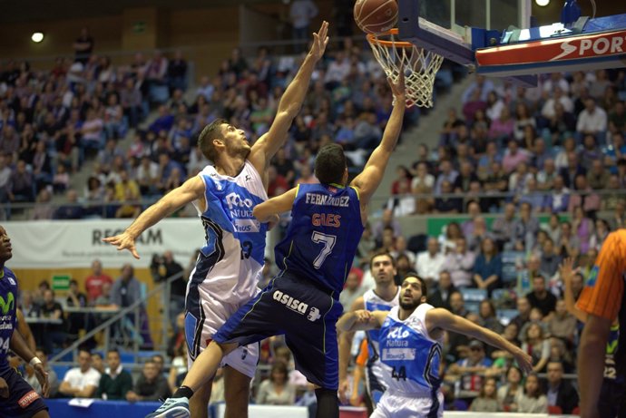 Artem Pustovyi i Jaime Fernández, Rio Natura Monbys contra Movistar Estudiantes