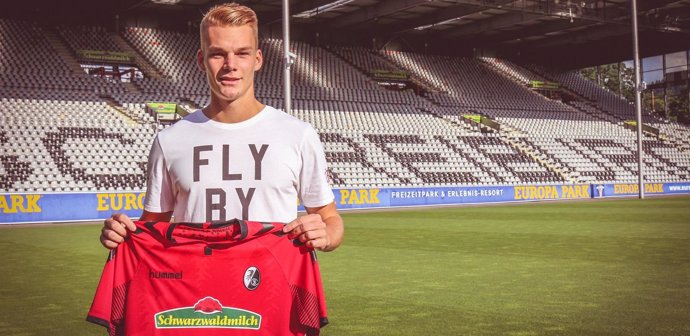 Lienhart posa con la camiseta del Friburgo