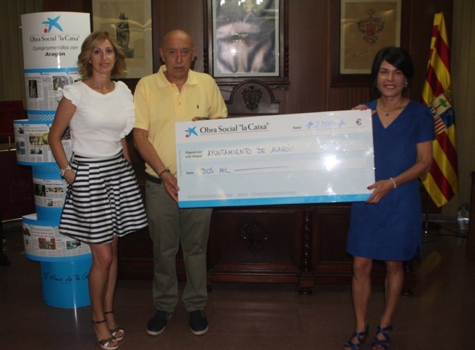 El alcalde de Alagón, José María Becerril, con las representantes de la Caixa.