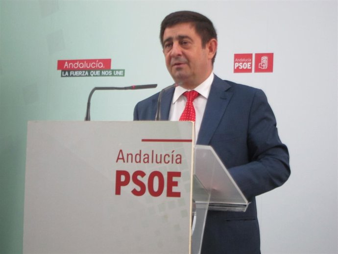 Francisco Reyes durante la rueda de prensa                               