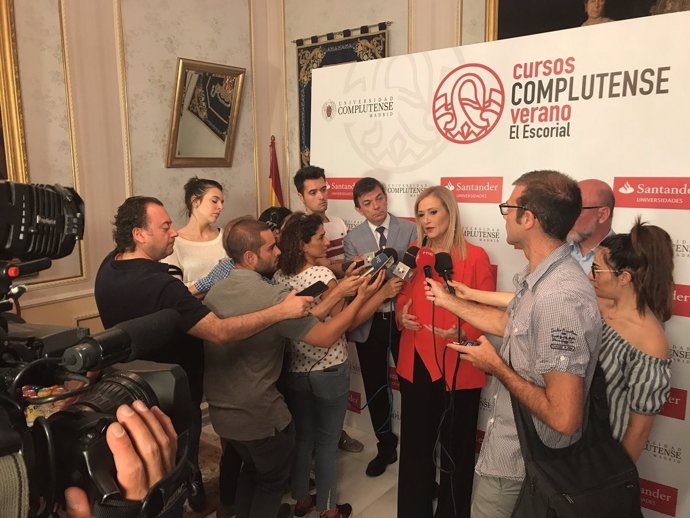 Cifuentes atiende a los medios de comunicación en los cursos de la UCM