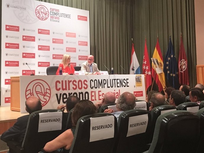 Cifuentes durante su intervención en los cursos de verano de la UCM
