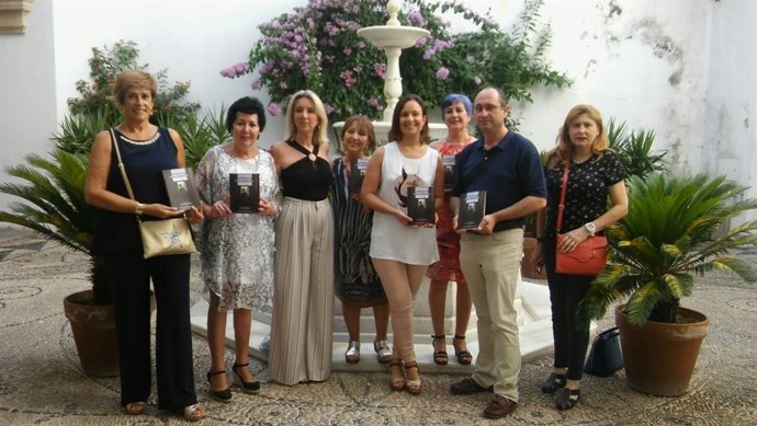 Guijarro (de blanco) y Verdú, junto a responsables de las asociaciones