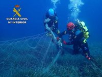 Retiran una red abandonada en el fondo marino de las proximidades de la isla del Sec