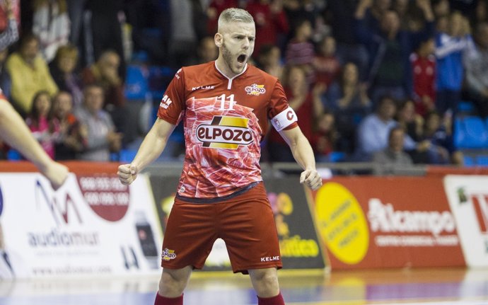 Miguelín celebra un gol