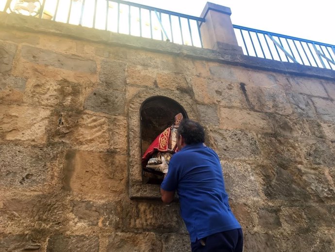 Retirada de la réplica de la imagen de San Fermín de la hornacina