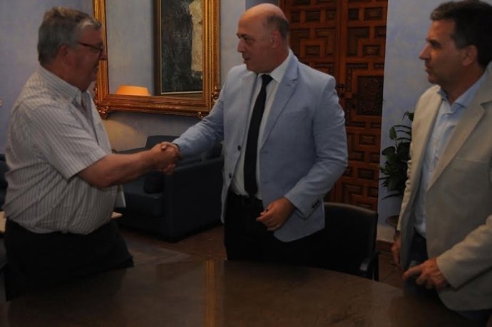 Antonio Ruiz (centro) durante la firma del convenio