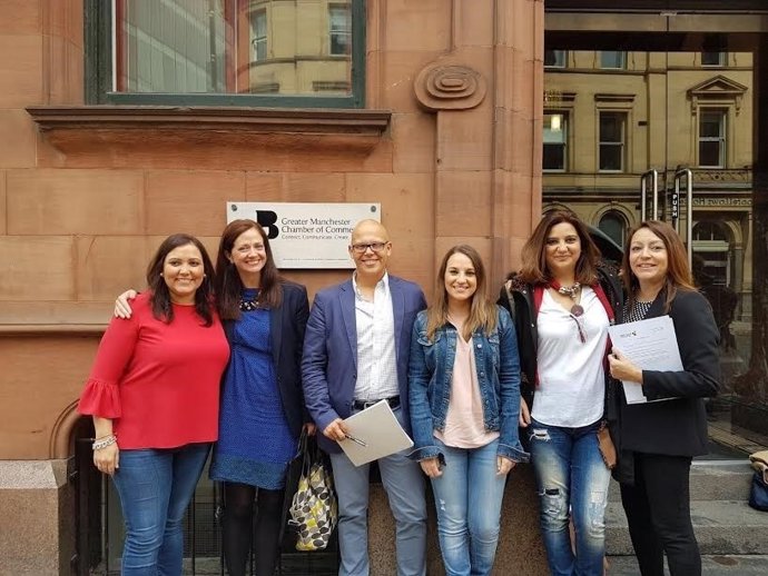 Carrillo (primera por la izda.) y Ruiz (tercera por la dcha.) en Manchester