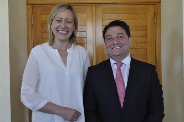 La consejera Marta Gastón y el inversor turco Erdem Kutukcu.