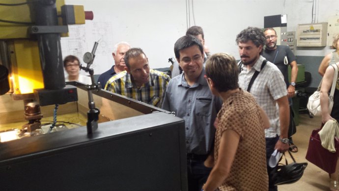 Gerardo Pisarello y Carmen Andrés visitando una fábrica de Bon Pastor