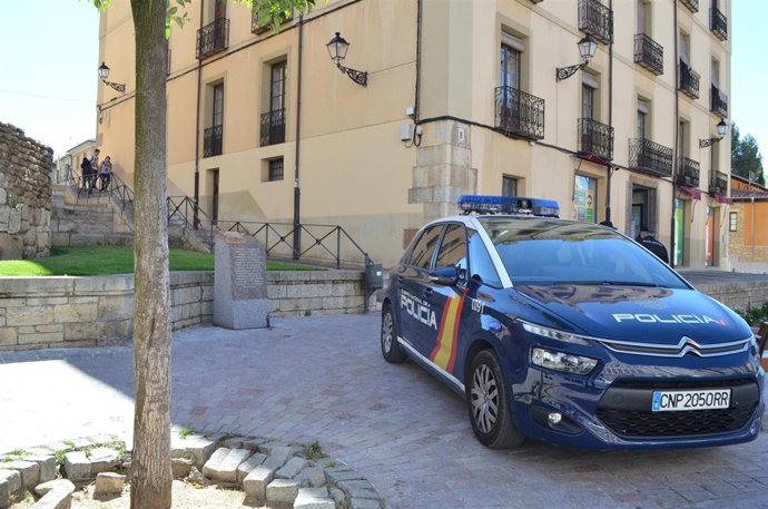 La Policía Nacional De León Detiene A Un Varón De 18 Años Por Mendigar Con Su He