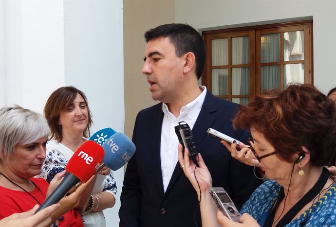 Mario Jiménez atiende a los medios en los pasillos del Parlamento andaluz