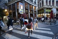 Dar un paseo, ver la televisión, escuchar música y leer, principales actividades de ocio de los españoles