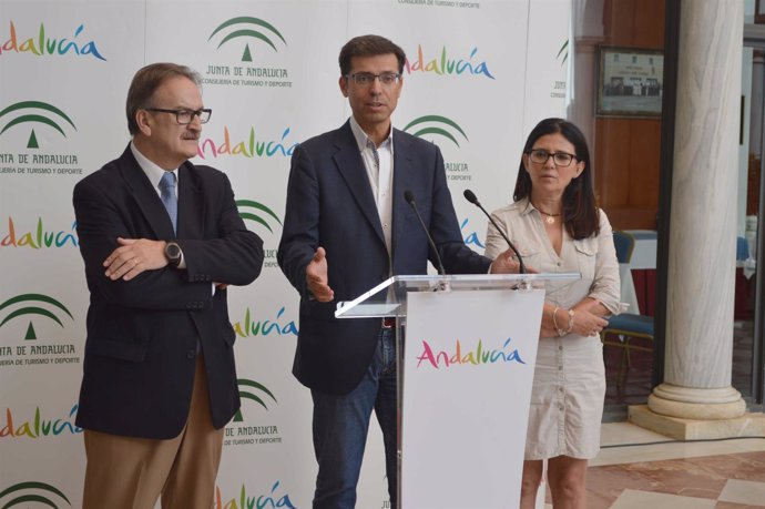 Cristóbal fernández consejero delegado turismo andaluz con alcaldesa archidona m