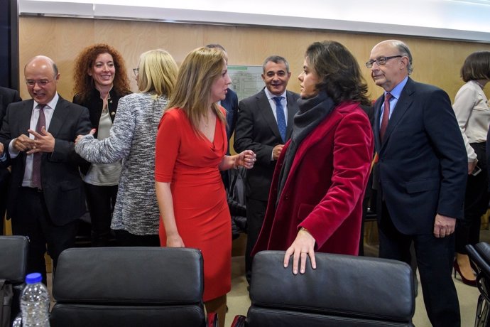 La consejera canaria Rosa Dávila conversa con Saénz de Santamaría ante Montoro