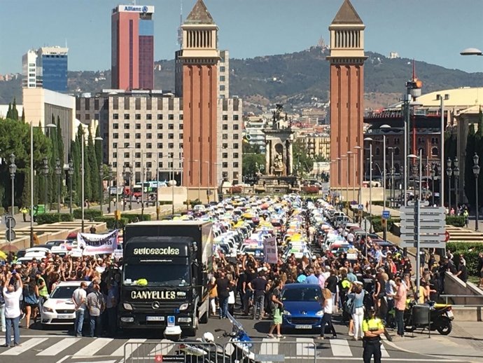 Manifestació de cotxes d'autoescola a Barcelona