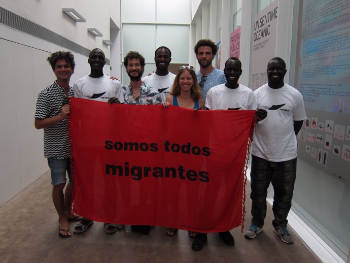 El col·lectiu Opavivará i membres del Sindicat de Venedors Ambulants de Barcelon