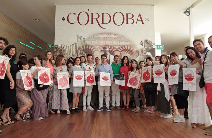 García (centro) y las alumnas japonesas de la compañía de Benito García