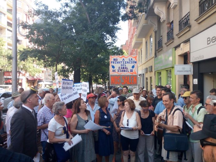 Imagen de la concentración frente a la sede del Canal de Isabel II