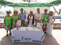 Voluntarios de la AECC realizan en Málaga una campaña de información y prevención de riesgos de la exposición al sol