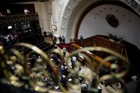 Varios diputados heridos por un ataque de civiles armados contra el Parlamento de Venezuela