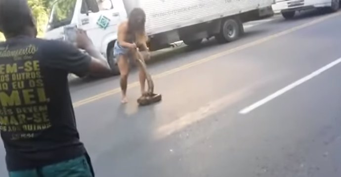 Mujer coge anaconda en Brasil