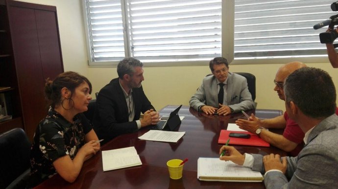 Imagen del encuentro de los responsables de Podemos con el consejero
