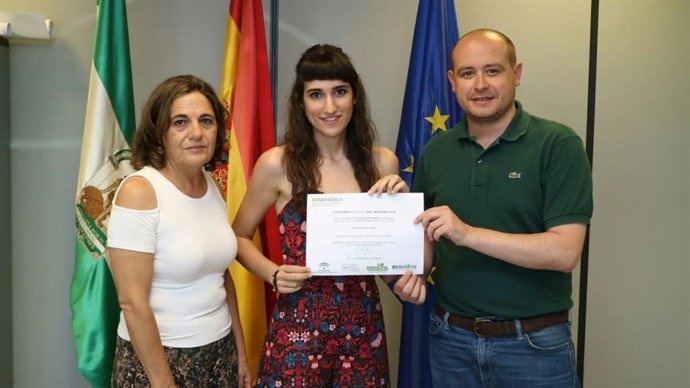 Martínez entrega el premio a Valeria Rubí