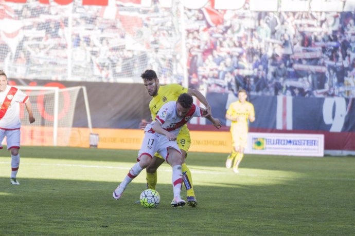 Quini y Alfonso Pedraza luchan por un balón