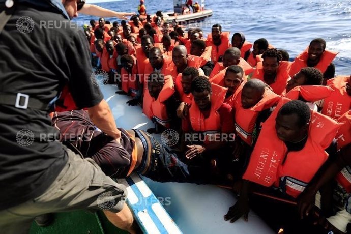 Refugiados rescatados por un buque de la UE