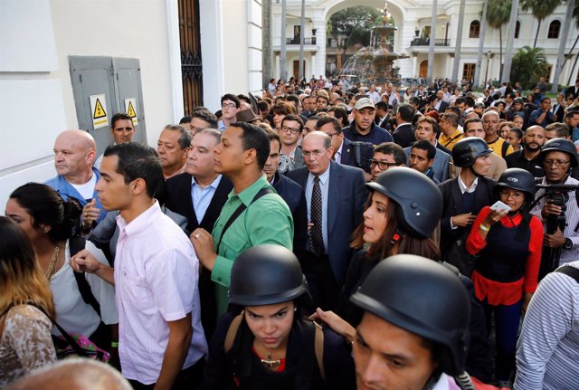 Gente esperando para abandonar el Parlamento, en Caracas
