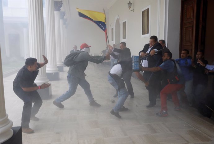 Enfrentamientos junto a la Asamblea Nacional de Venezuela