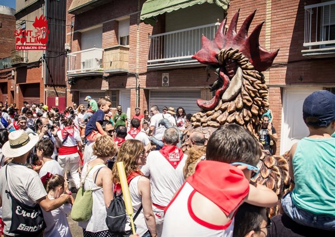La fiesta del Sant Pollín, en El Prat, emula los encierros de los sanfermines