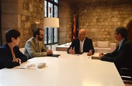 El conseller d'Afers exteriors, Raül Romeva, amb alcaldes del Bruc i Súria