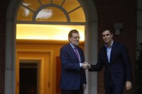 Rajoy y Sánchez se saludan con un apretón de manos y posan sonrientes ante las cámaras antes de su reunión en Moncloa