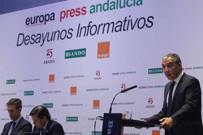 Elías Bendodo presenta al ministro De la Serna en los desayunos de Europa Press