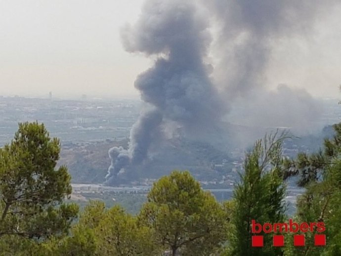Incendi en un polígon de Cervelló