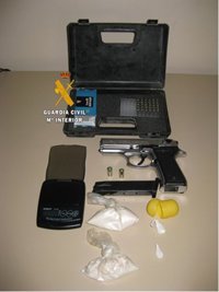 Desmantelan un punto de venta de drogas en una vivienda de Benamocarra y detienen a tres personas