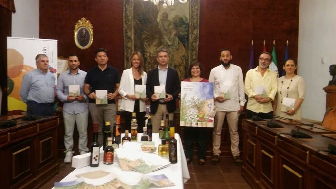 Sánchez (centro) durante la presentación de la guía