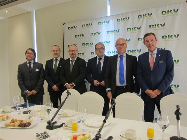 Lorenzo Amor, tercero porla derecha, flanqueado por Orbe y Hernández