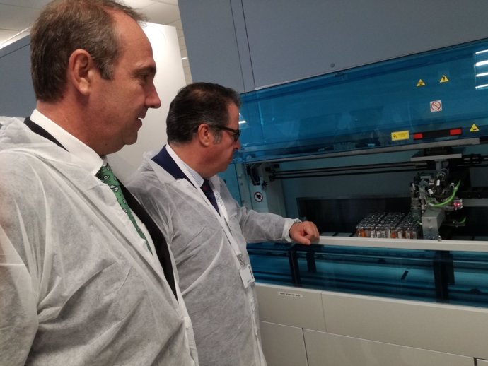 El director de la DGT, Gregorio Serrano visita el laboratorio de test de drogas 