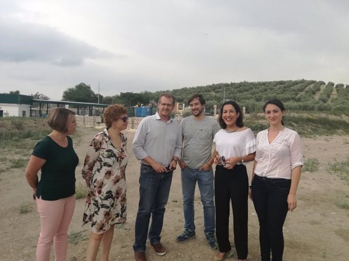 Pozuelo y Gómez (dcha.) visitan la zona donde se ubicará el área recreativa